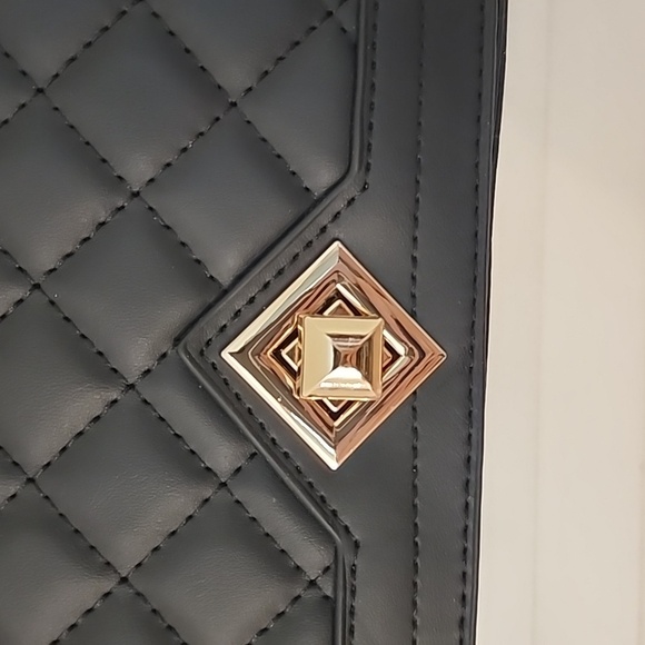 Black quilted shoulder bag with adjustable strap. Gold hardwear. Unknown name - Picture 3 of 6